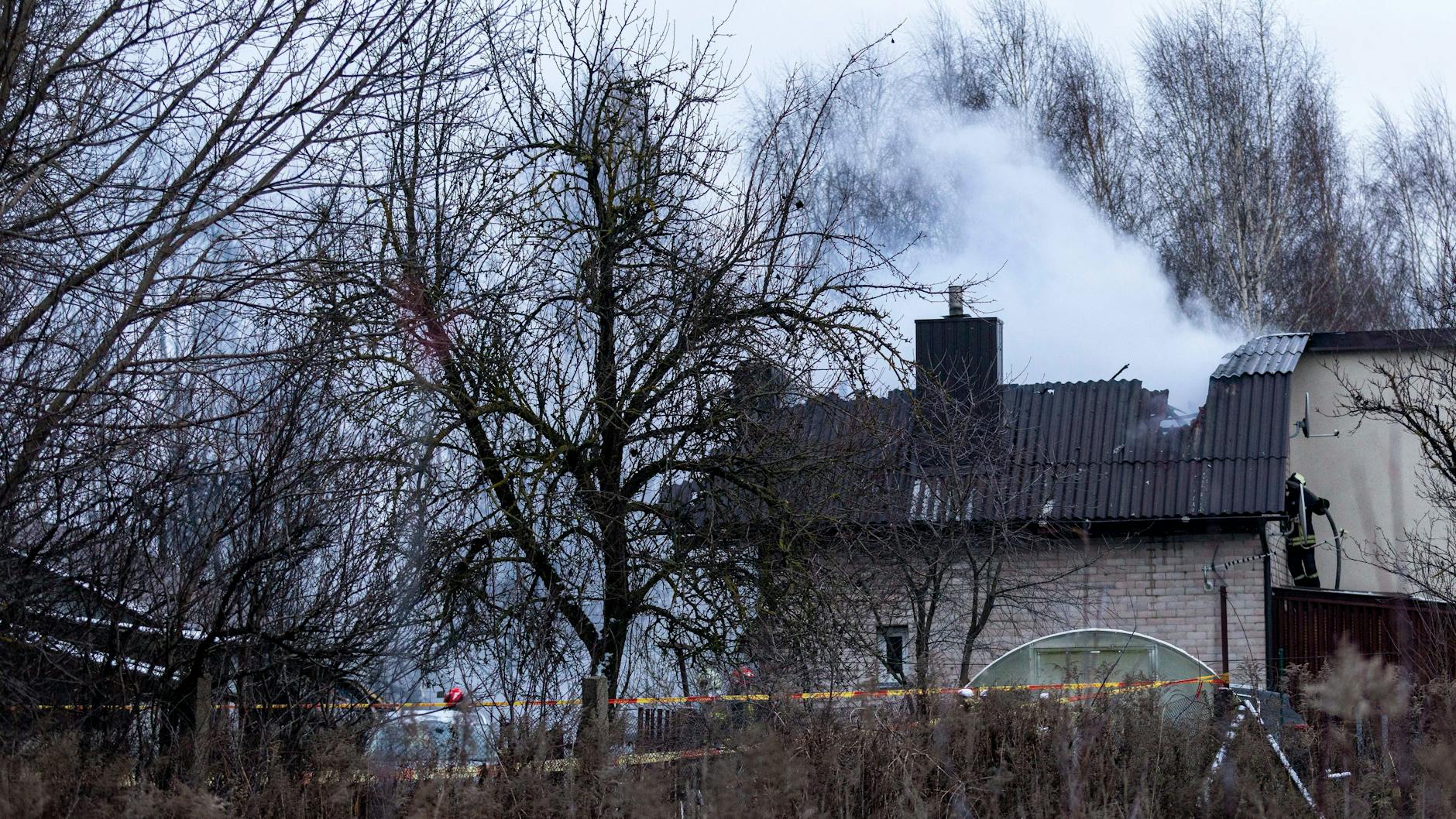 Rauch steigt von der Stelle auf, an der ein DHL-Frachtflugzeug in ein Haus in der Nähe der litauischen Hauptstadt Vilnius gestürzt ist.