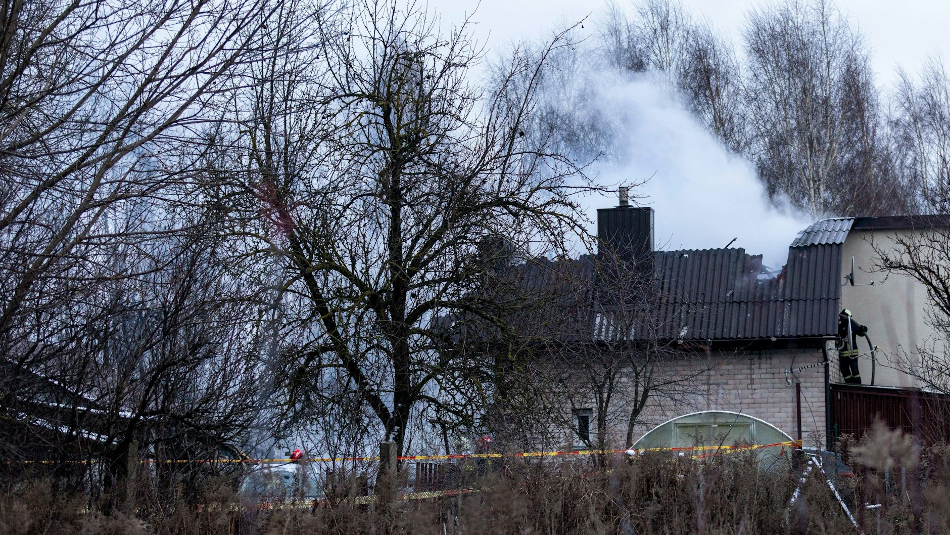 Rauch steigt von der Stelle auf, an der ein DHL-Frachtflugzeug in ein Haus in der Nähe der litauischen Hauptstadt Vilnius gestürzt ist.