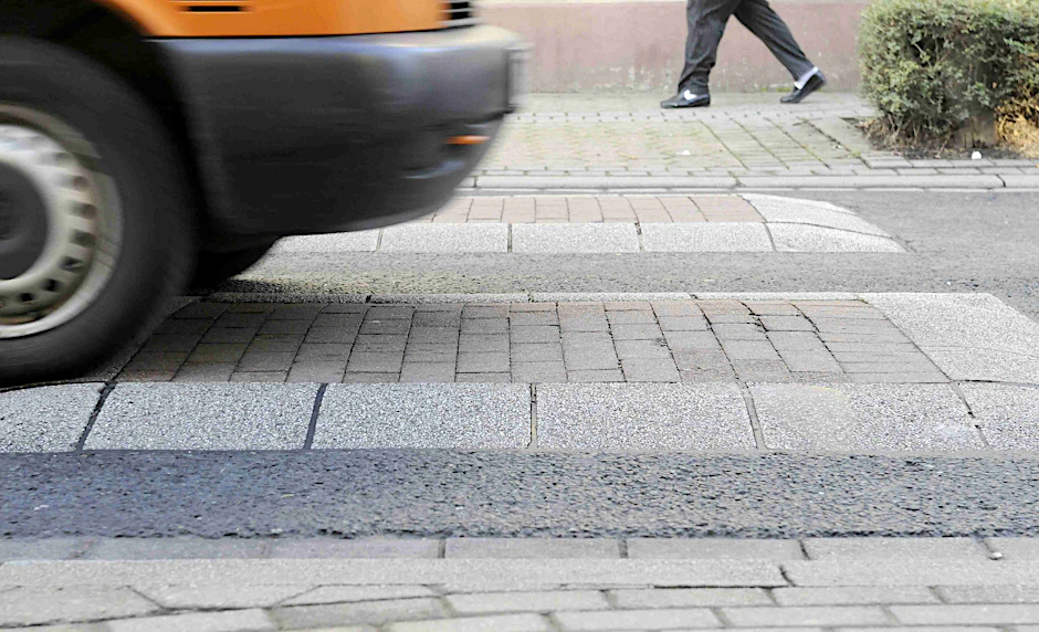 Vor der Mariendorfer Grundschule sollen sogenannte Kissen den Verkehr beruhigen.
