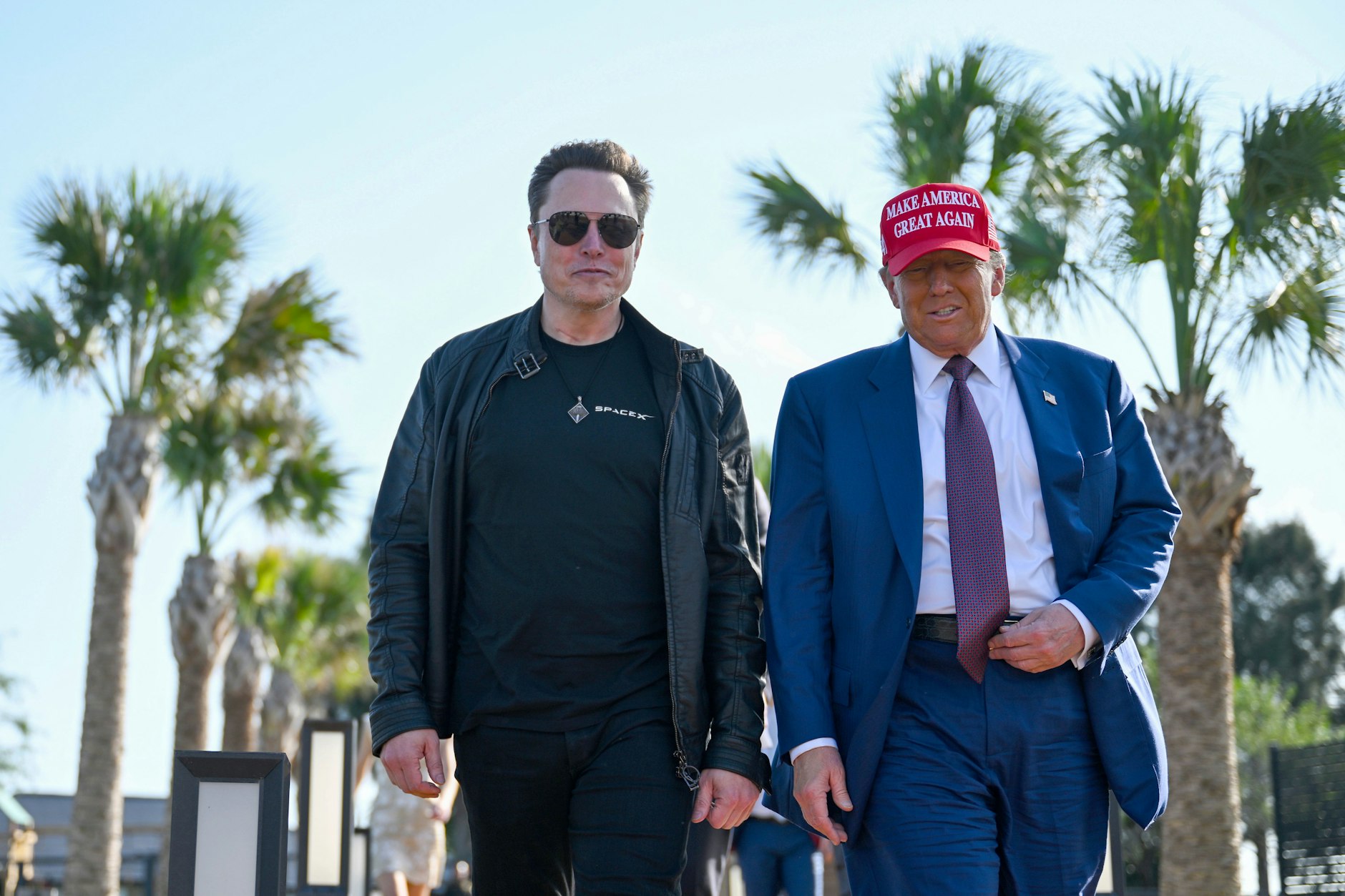 Elon Musk hat inzwischen einen festen Platz an der Seite von Donald Trump. Schon im Wahlkampf hat der Milliardär den Republikaner massiv unterstützt, auch mit vielen Millionen Dollar.