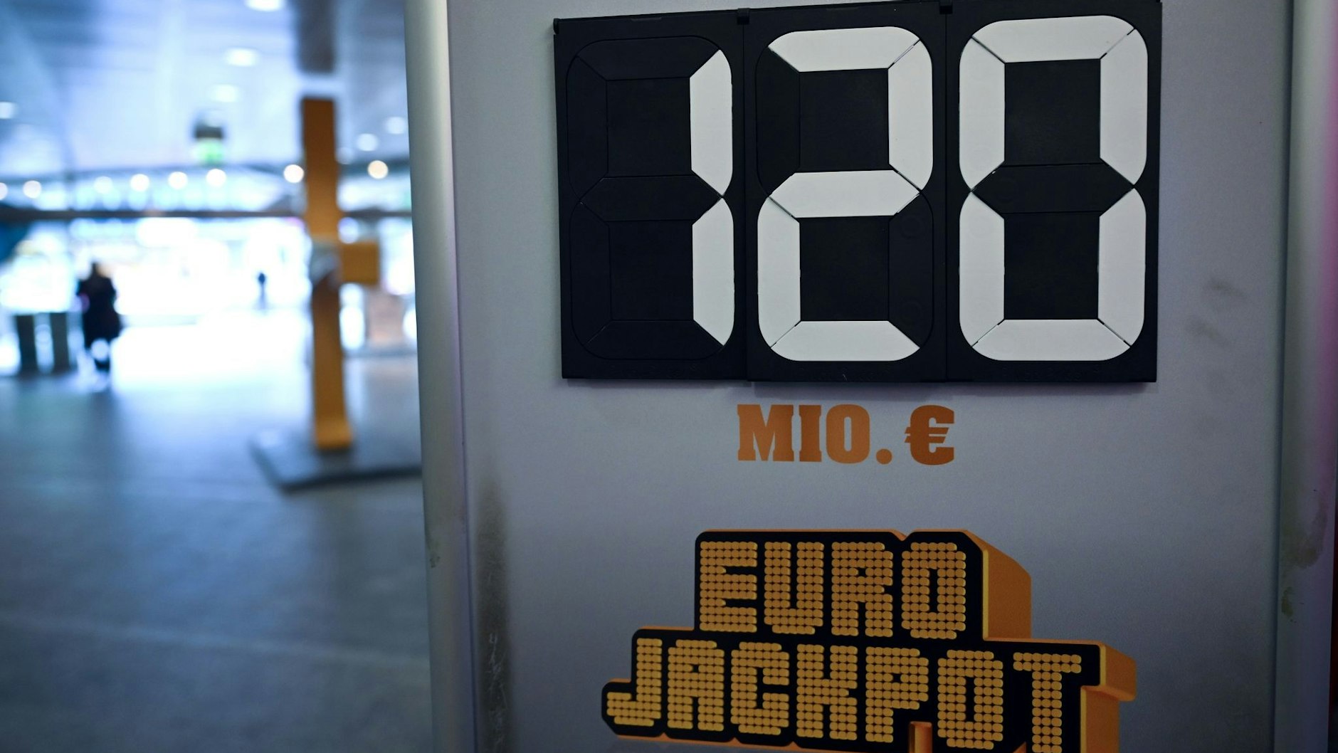 Ein Schild wirbt für die Gewinnsumme von 120 Millionen Euro im Eurojackpot.