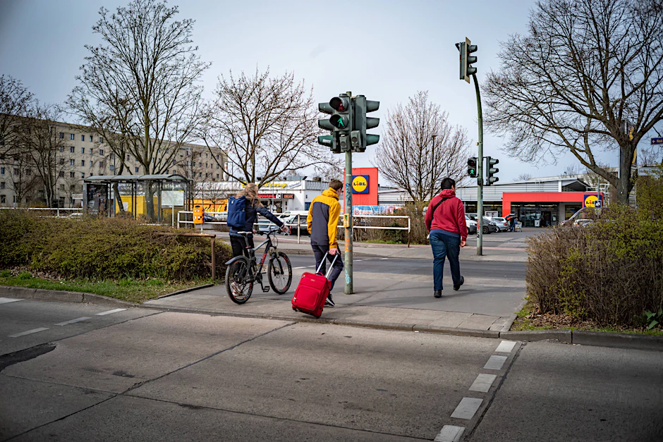 Berlin Hellersdorf: Die Menschen klagen über kaputte Gehweg.