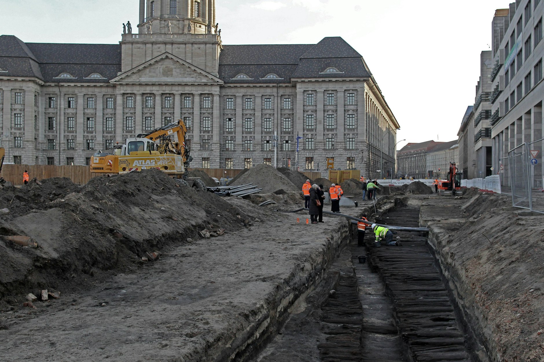Bei den Ausgrabungen vor der Alten Münze wurde ein Bohlenweg aus dem 13. Jahrhundert freigelegt, eine Hauptstraße, die oberhalb des Anlegeplatzes am Krögel vom Mühlendamm Richtung Nordosten führte.