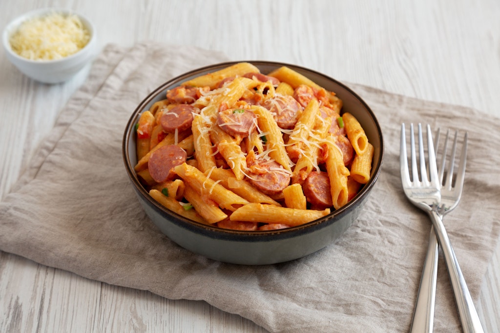 Perfekt-f-r-Familien-Rezept-f-r-One-Pot-Pasta-mit-Wurstgulasch