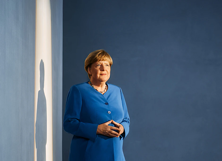 Angela Merkels Autobiografie <em>„Freiheit. Erinnerungen 1954 – 2021“</em> gewährt Einblicke in ihr Leben und ihre politische Karriere.