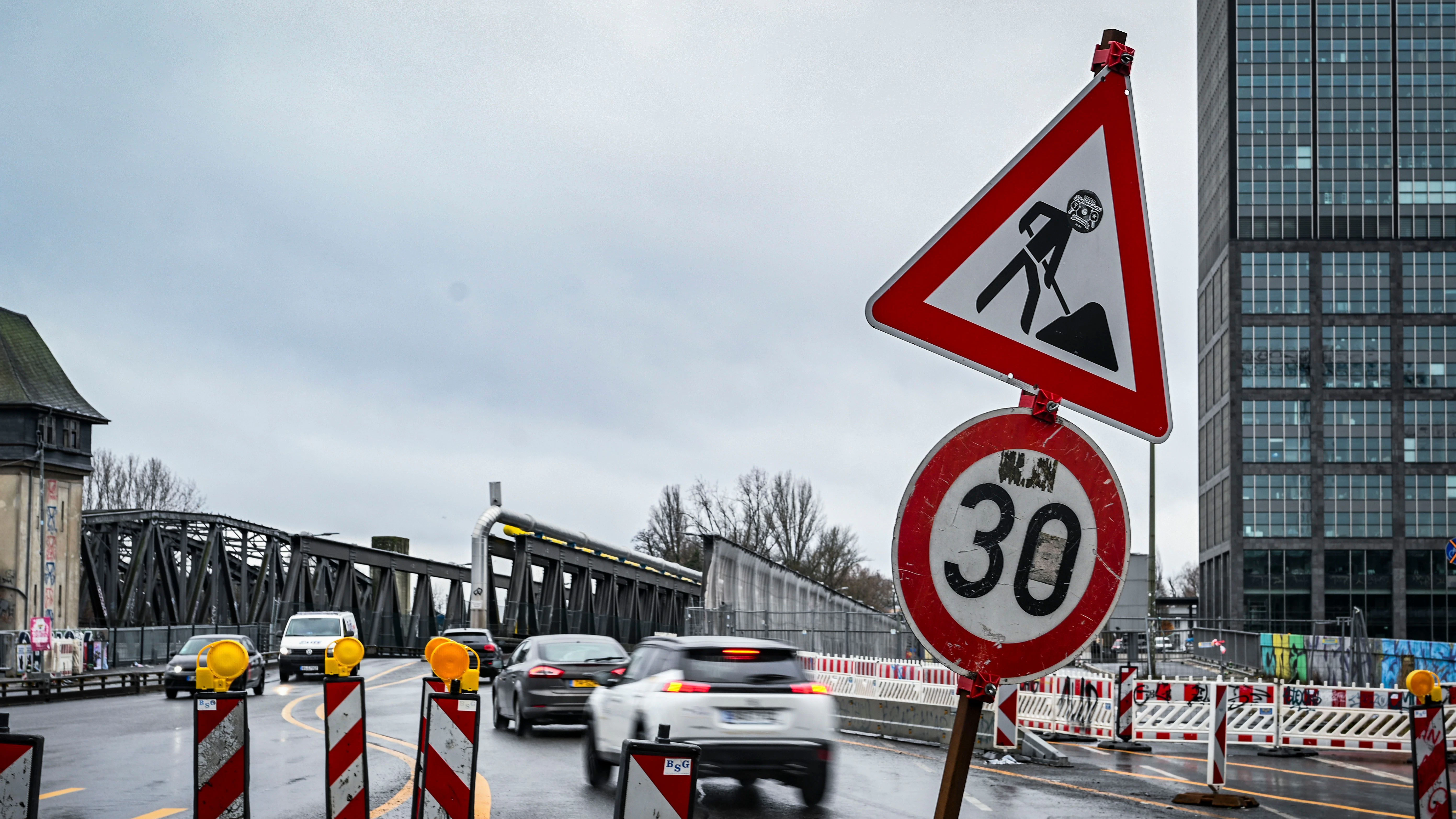 Bitte bremsen! Die Elsenbrücke besteht derzeit nur aus einer Behelfskonstruktion, die nicht dafür geeignet ist, den Verkehr der neuen Autobahn aufzunehmen.