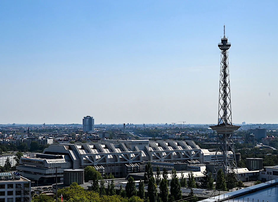 Wie ein Raumschiff liegt das Kongress- und Tagungszentrum ICC Berlin am Eingang der City West.