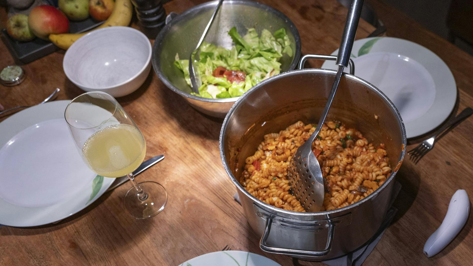 Ohne langes Anrichten, einfach die One-Pot-Pasta auf den Tisch stellen und los essen. Ein frischer Salat dazu kann nicht schaden.