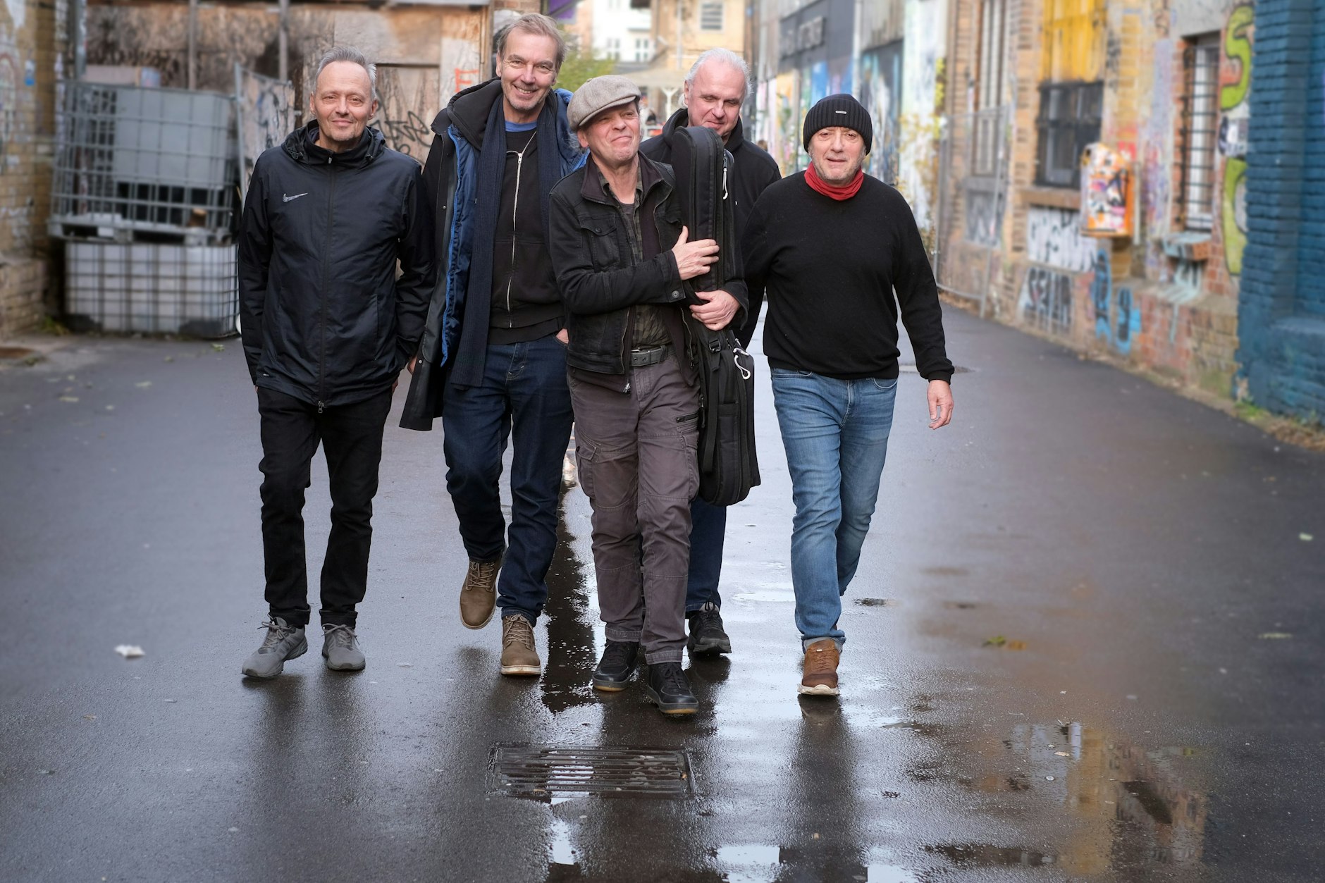 Gut gelaunt dem Ende entgegen: Die Berliner Band Pankow auf dem RAW-Gelände in Friedrichshain.