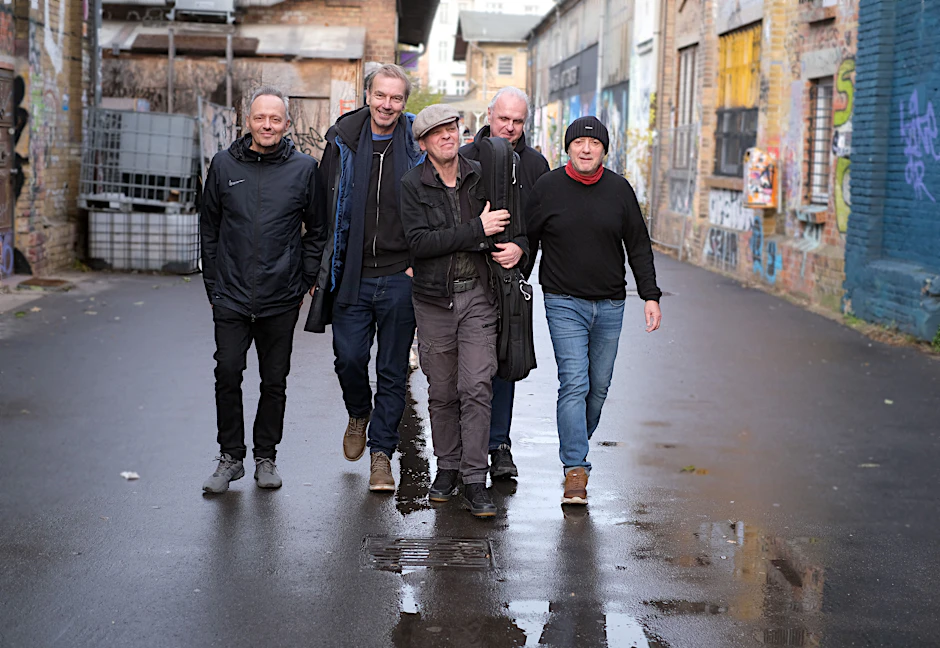 Die Band Pankow nach einer Probe für ihre Abschiedstour. Links außen Bassist André Drechsler, dann Keyboarder Andreas „Kulle“ Dziuk, Gitarrist Jürgen Ehle, Drummer Stefan Dohanetz und Sänger André Herzberg