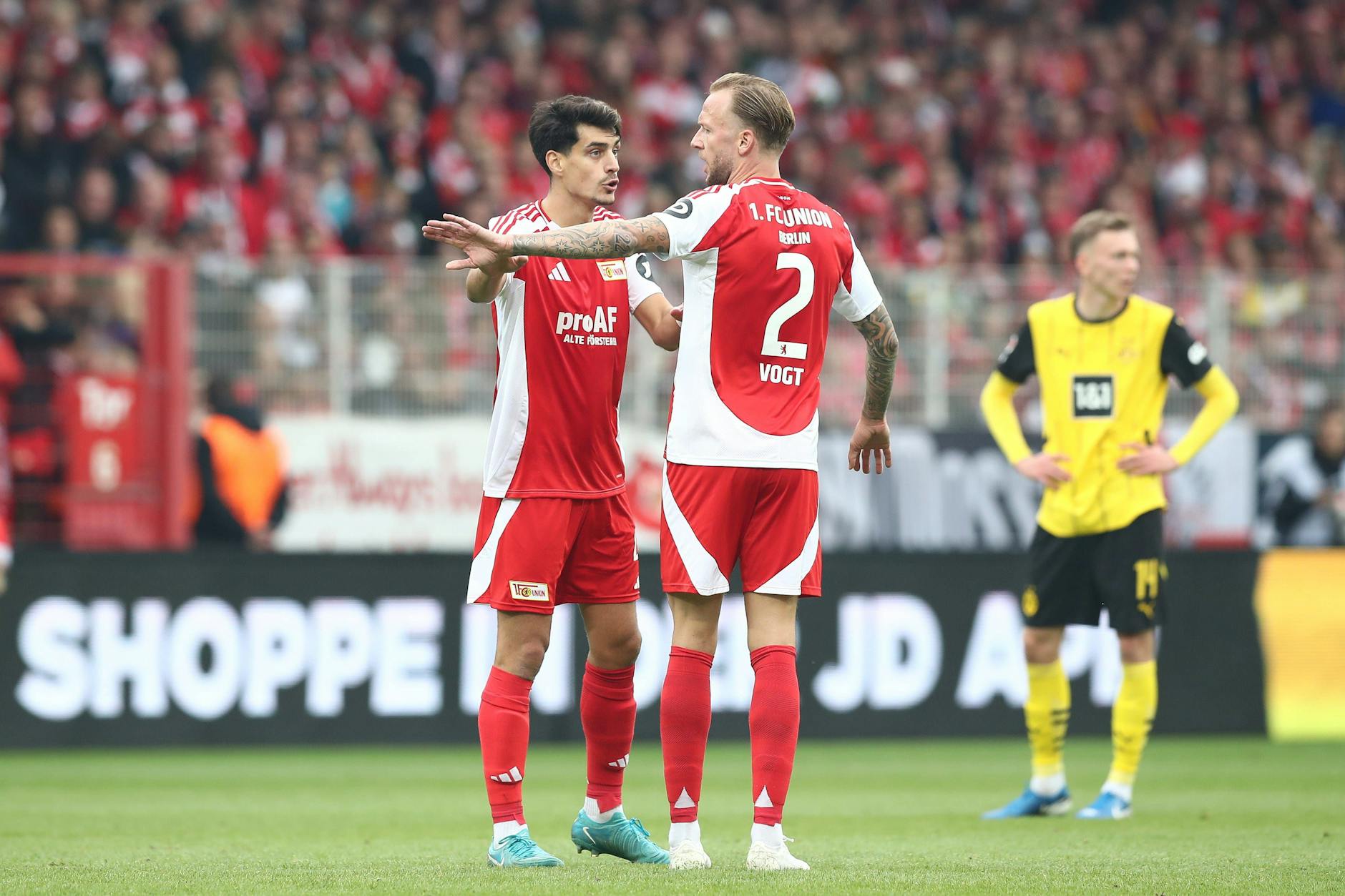 Im Gespräch: Diogo Leite (l.) und Kevin Vogt.