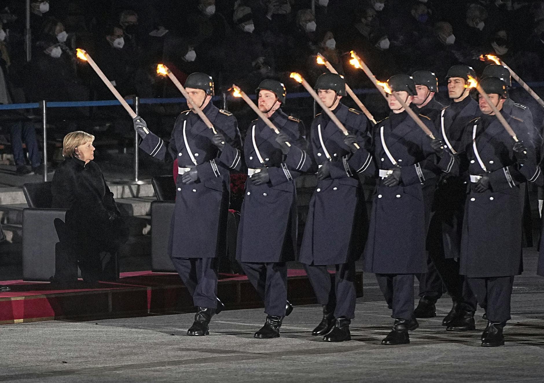 Kanzlerin Merkel wird nach 16 Jahren an der Macht im Bendlerblock verabschiedet.