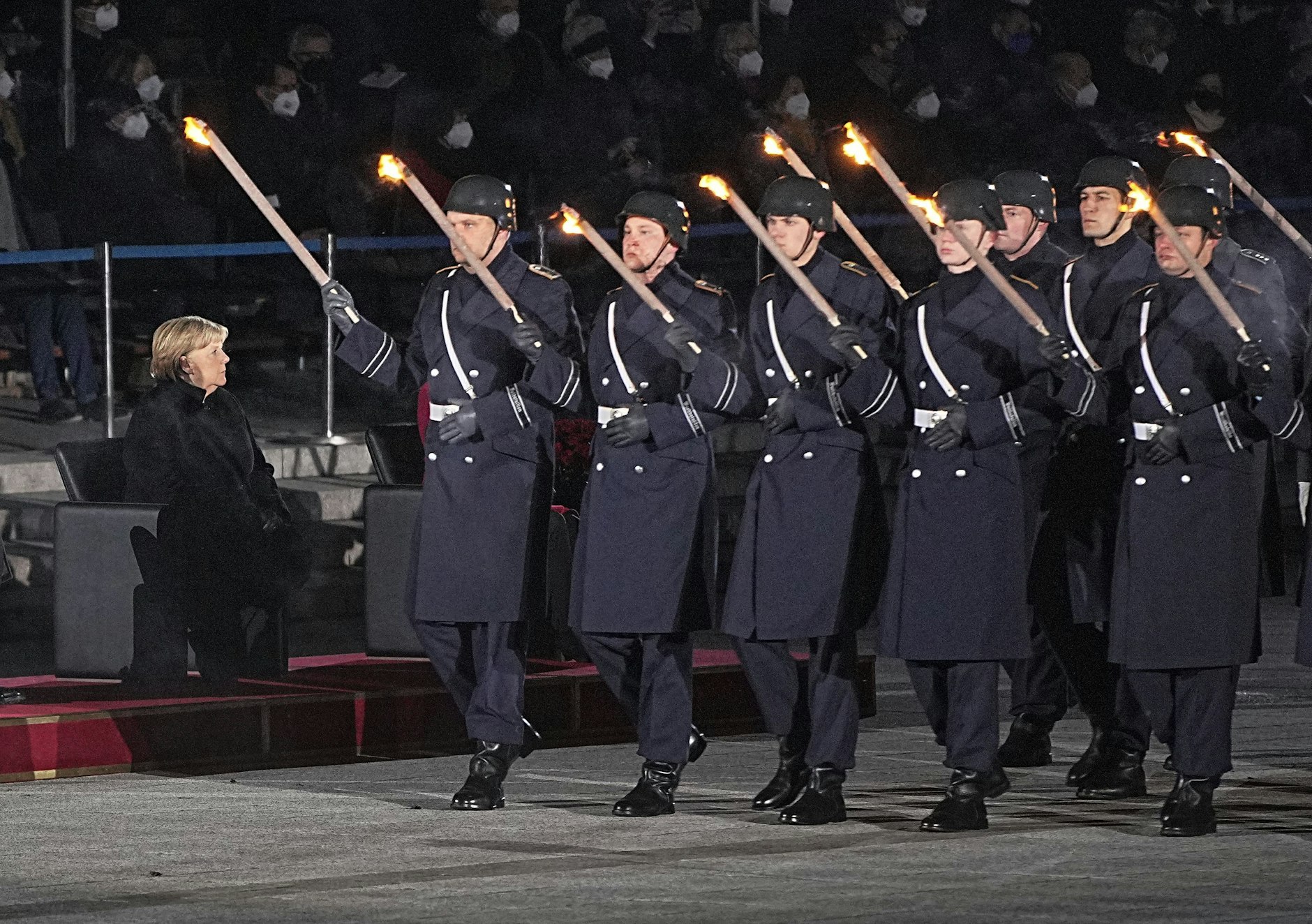 Kanzlerin Merkel wird nach 16 Jahren an der Macht im Bendlerblock verabschiedet.