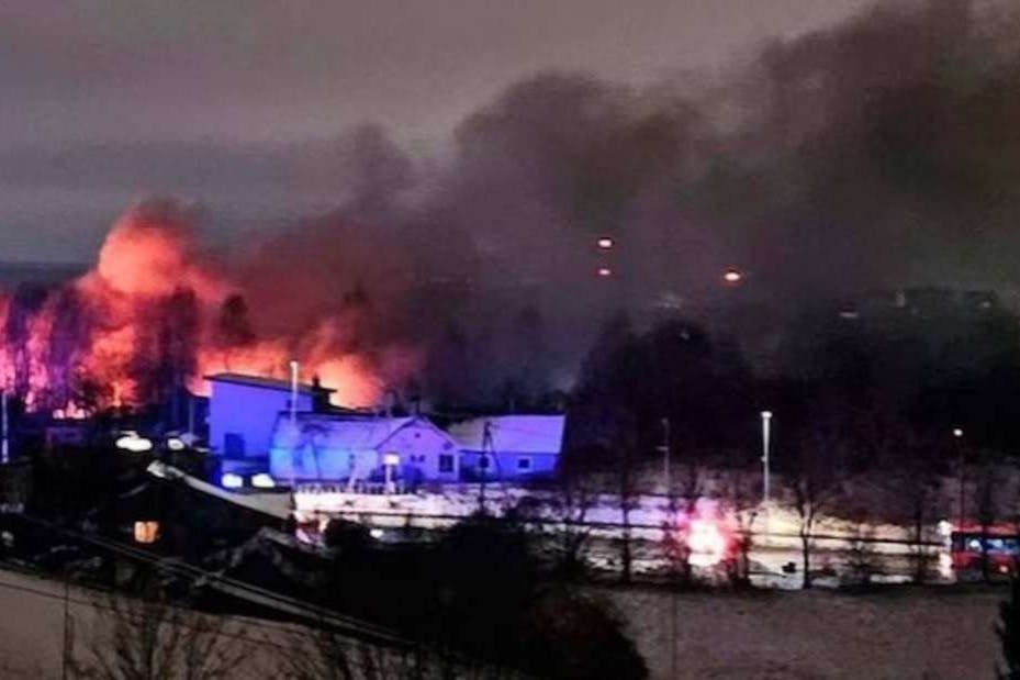 Ein im Auftrag der DHL in Leipzig gestartetes Frachtflugzeug ist am frühen Morgen in der Nähe des Flughafens der litauischen Hauptstadt Vilnius auf ein Wohnhaus gestürzt.