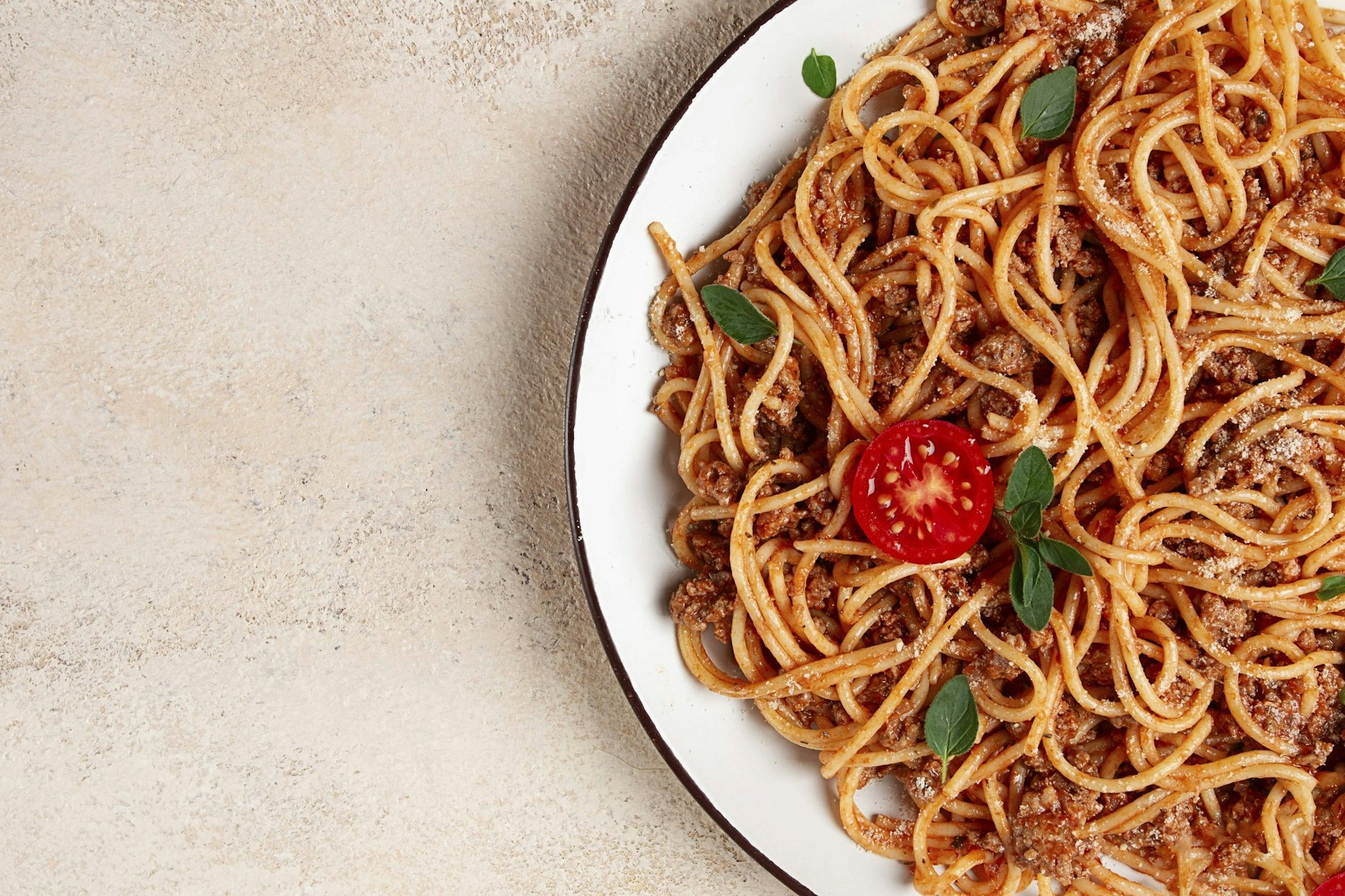 Dieses Rezept für Spaghetti Bolognese ist perfekt für die ganze Familie, weil es ohne Alkohol auskommt.