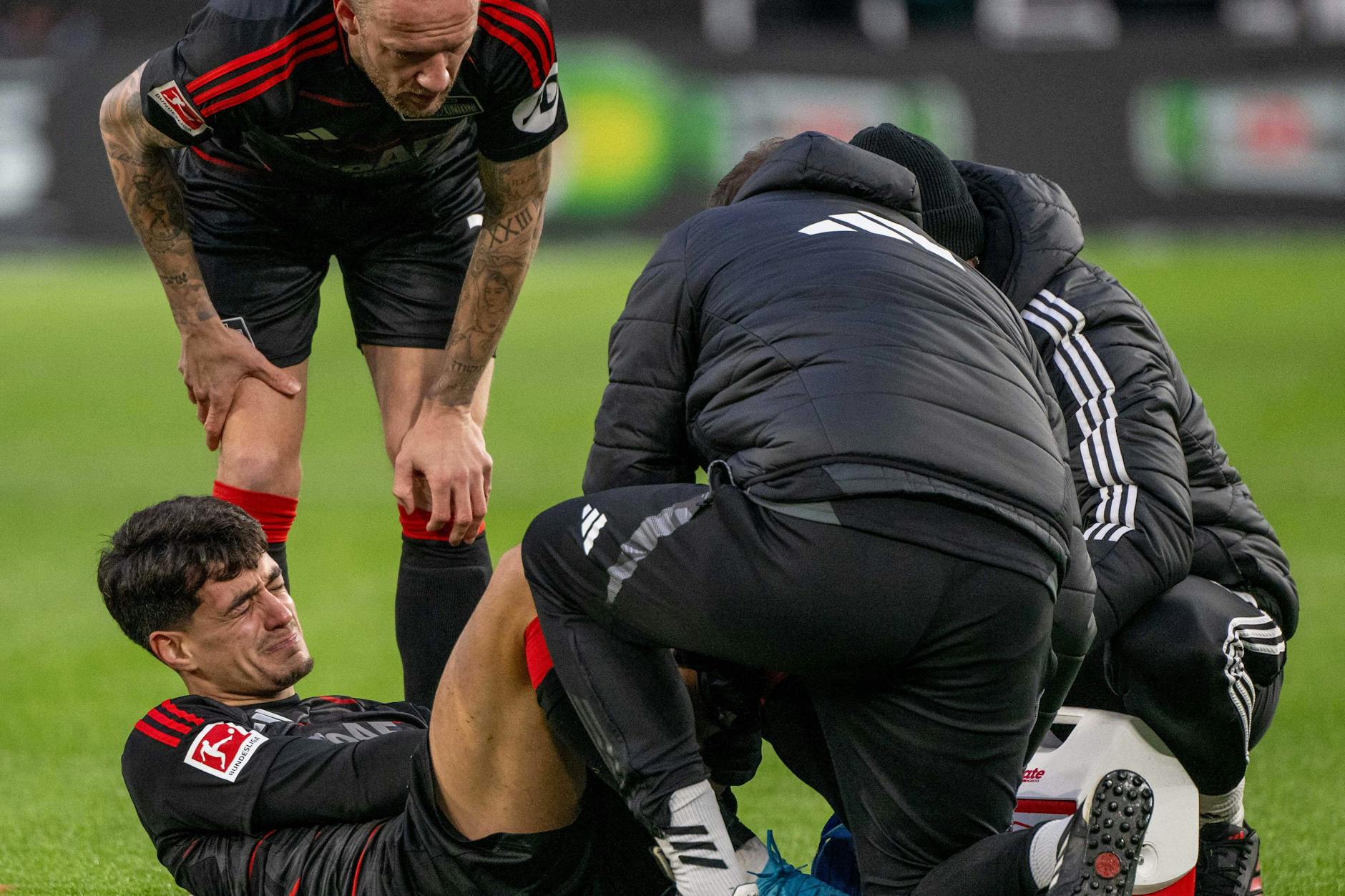 Das sieht nicht gut aus: Diogo Leite blieb beim 0:1 des 1. FC Union beim VfL Wolfsburg bei einer Grätsche im Rasen hängen und musste früh vom Platz.