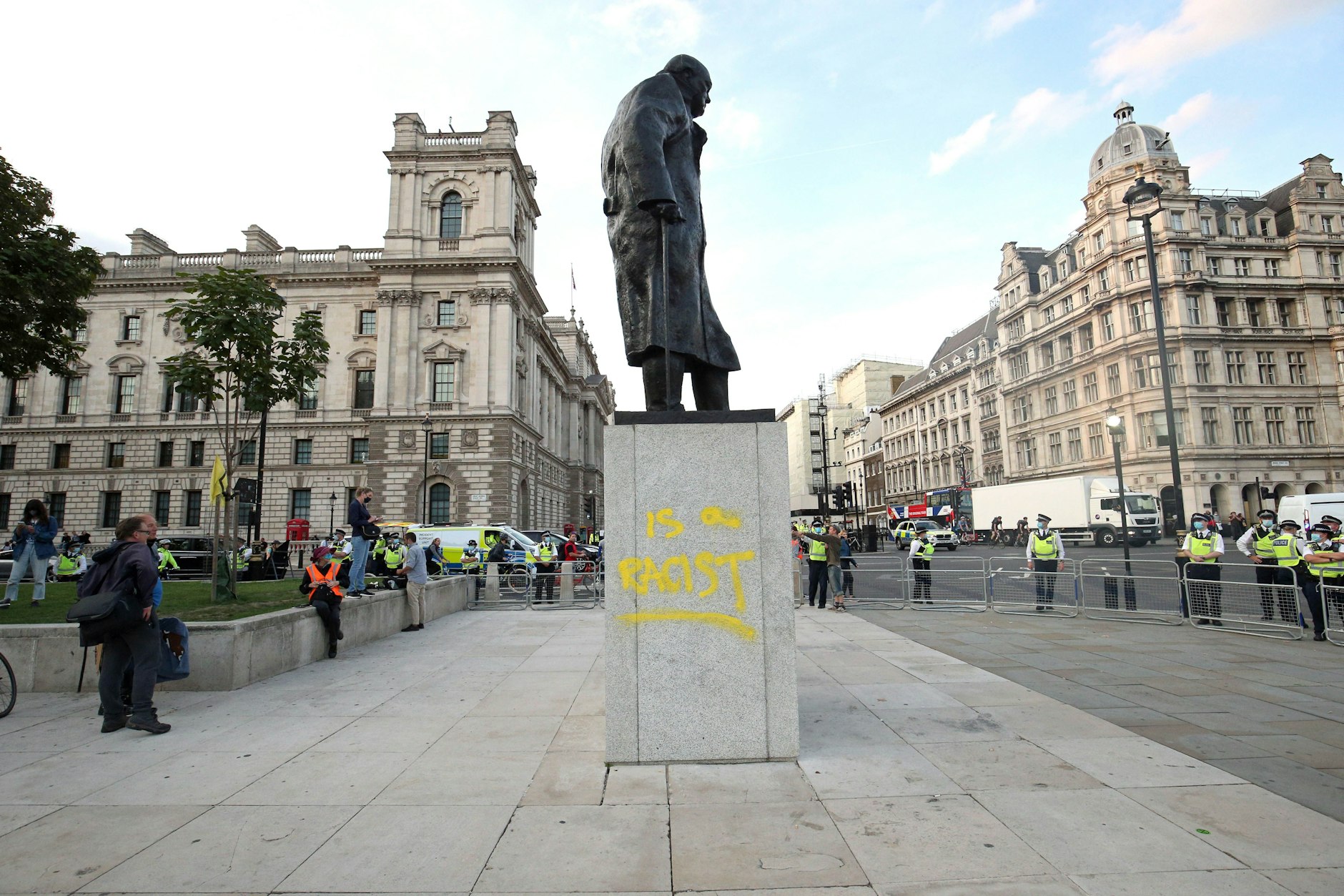 Einen zwiespältigen Ruf genießt Winston Churchill heutzutage, wie man auch an den immer wieder auftauchenden Schriftzügen auf seiner Statue in London sehen kann.
