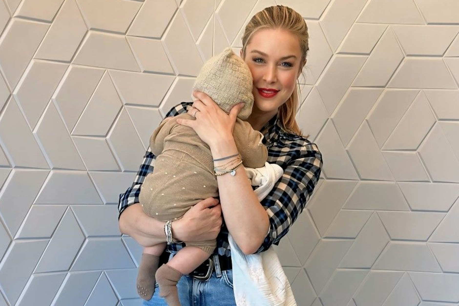 Nina Ensmann mit ihrem Sohn.