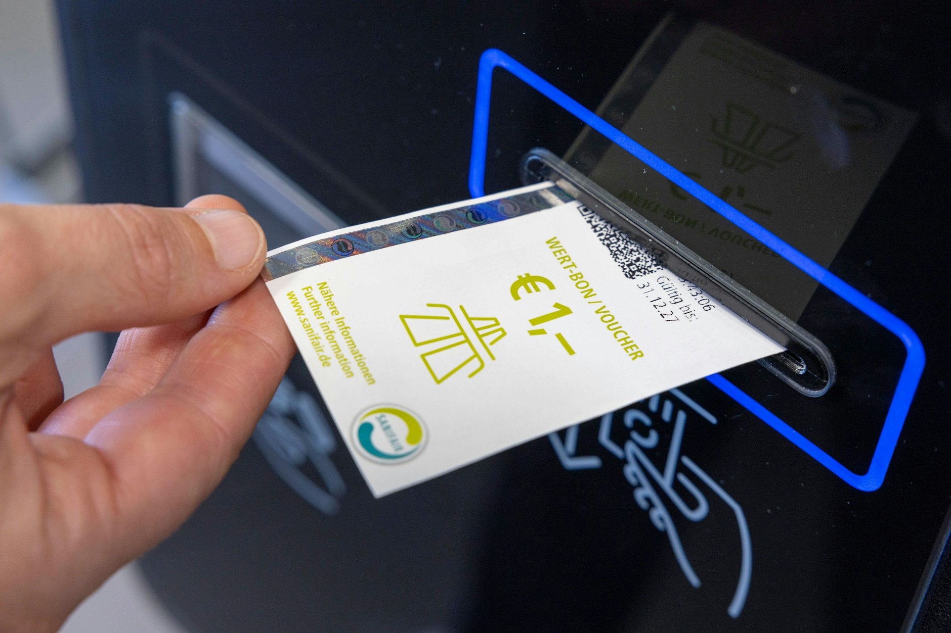 Der Sanifair-Bon ist ein echtes Ärgernis für Autofahrer, die mal Pipi müssen. Doch mit einem einfachen Trick kann man sich den Euro in bar zurückholen. Wir erklären, wie es geht.