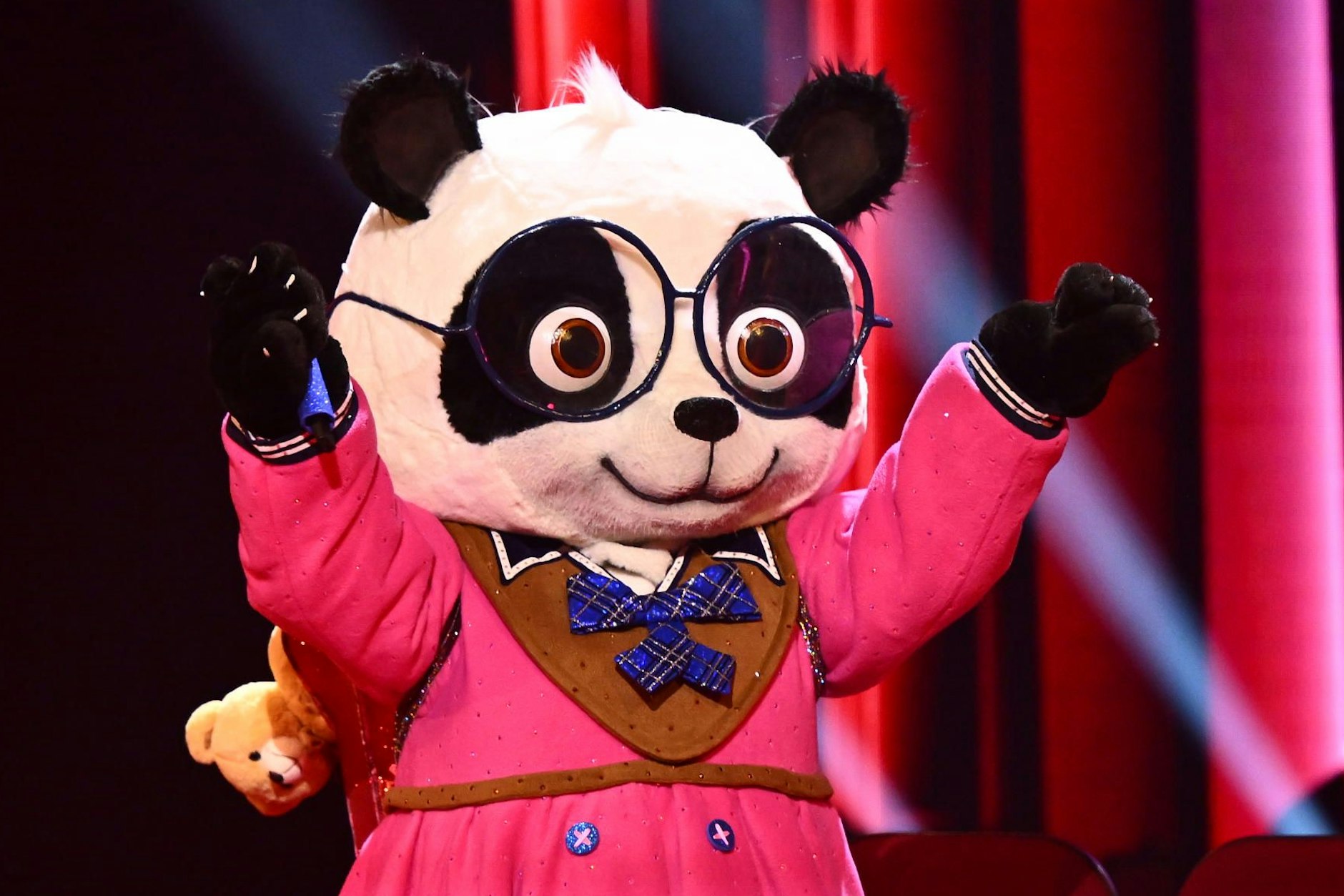Der Panda überzeugte bei Masked Singer alle mit einer tollen Stimme – und die Zuschauer sind sicher, die Sängerin im Kostüm bereits enttarnt zu haben.
