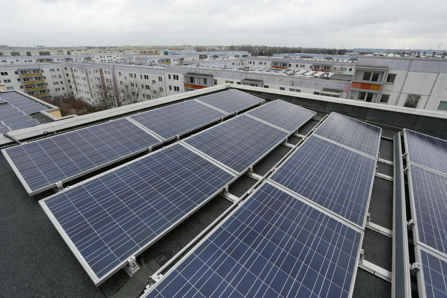 Bei einem Workshop in Friedrichshain-Kreuzberg können sich Interessierte über die Solarbranche informieren.