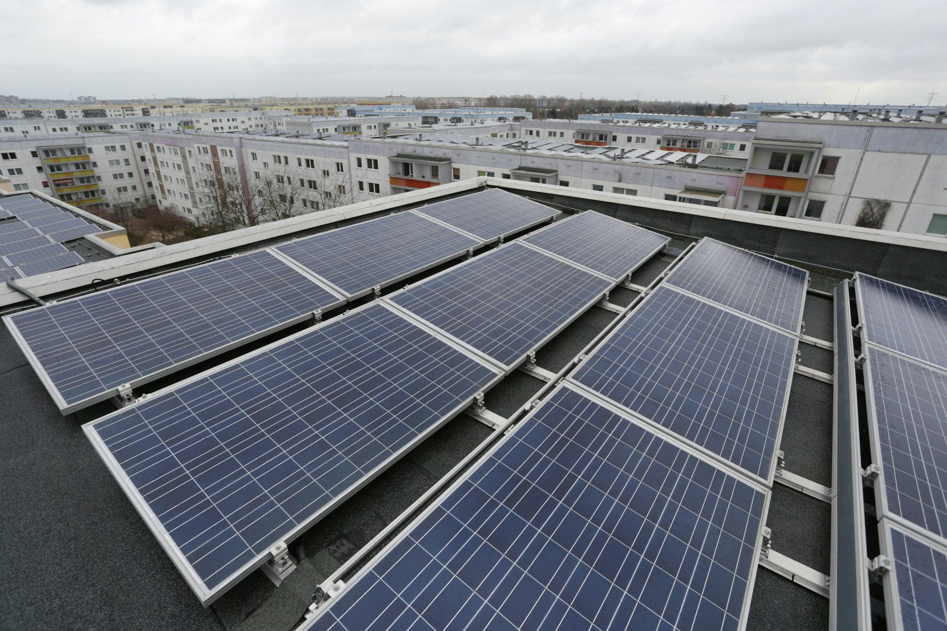 Bei einem Workshop in Friedrichshain-Kreuzberg können sich Interessierte über die Solarbranche informieren.