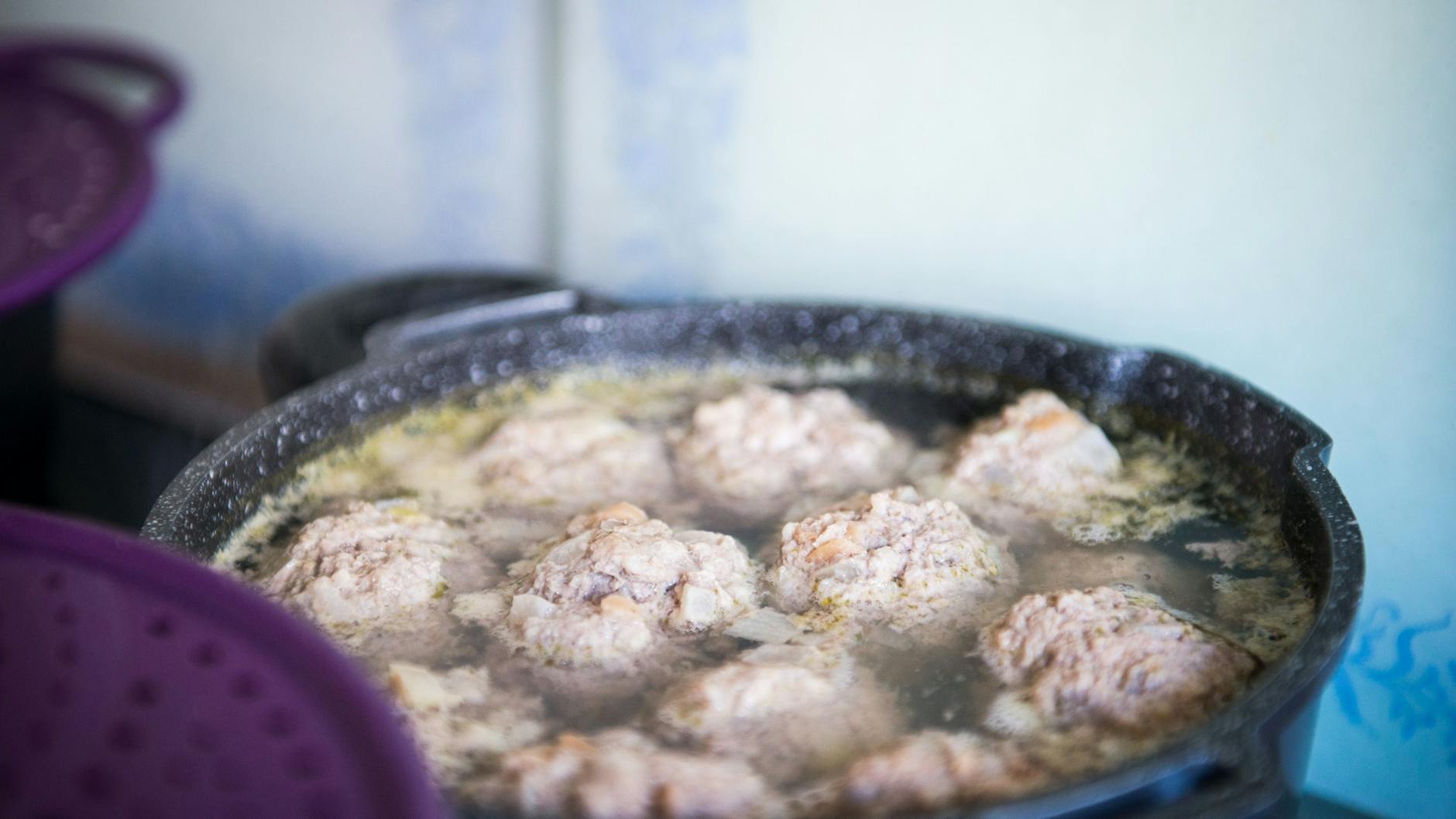 Rezept für Königsberger Klopse ohne Kapern: Wenn die Klopse im Kochwasser oben schwimmen, sind sie gar.