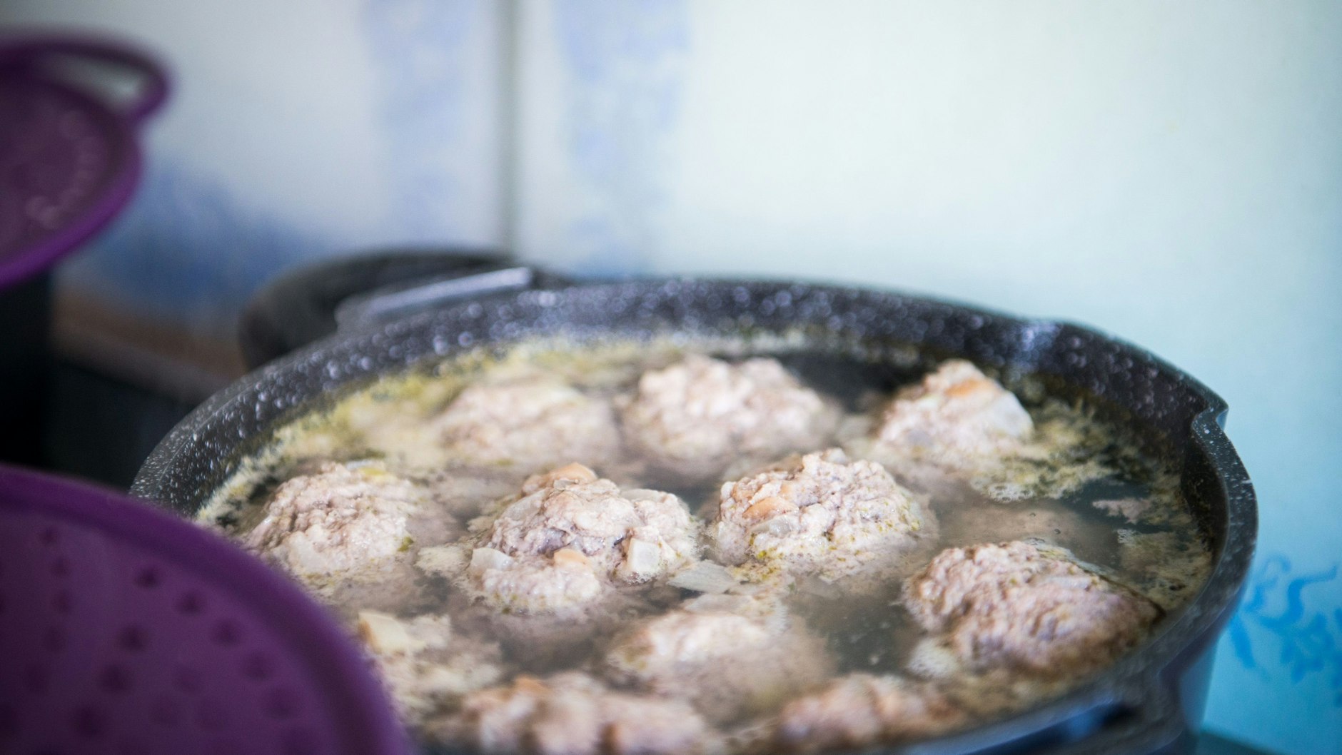 Rezept für Königsberger Klopse ohne Kapern: Wenn die Klopse im Kochwasser oben schwimmen, sind sie gar.