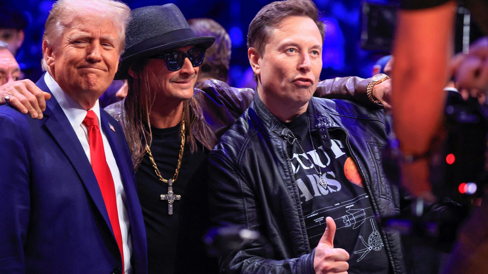 Beste Kumpel: Der designierte US-Präsident Donald Trump, Sänger Kid Rock und Tesla- und SpaceX-Chef Elon Musk (v.li.) als Zuschauer beim Mixed Martial Arts-Event UFC 309 in New York am 16. November