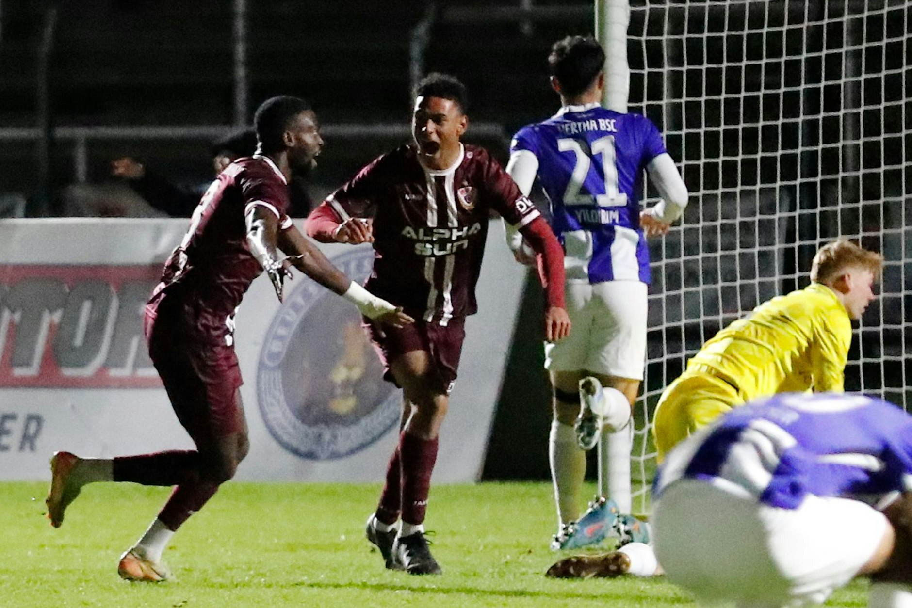 Benny Wüstenhagen bejubelt sein Tor gegen Hertha BSC II, Mcmoordy Hüther (l.) ist sein erster Gratulant.