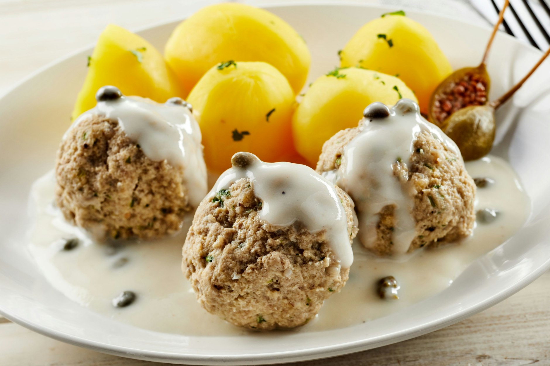 Lecker! Königsberger Klopse kann man gut mit Kartoffeln essen. Und: Es müssen nicht unbedingt Kapern an das Rezept!