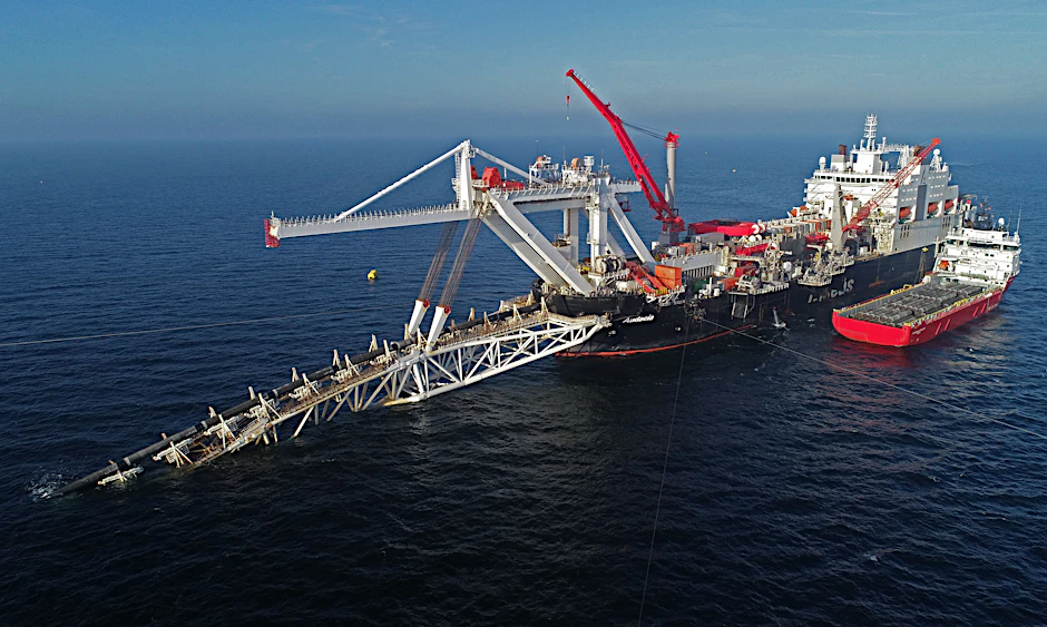 November 2018: Das Verlegeschiff „Audacia“ verlegt in der Ostsee vor der Insel Rügen Rohre für die Gaspipeline Nord Stream 2.