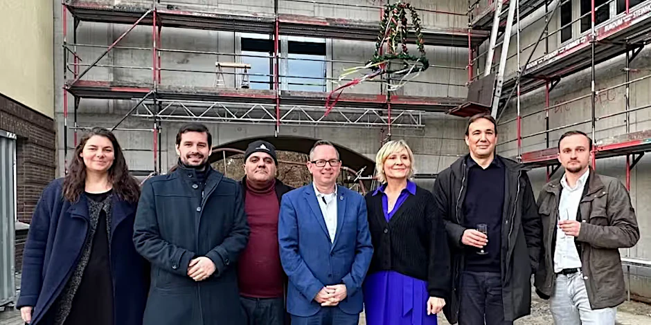 Richtfest: In Treptow-Köpenick wurde der Dachstuhl für einen Schulergänzungsbau fertiggestellt.