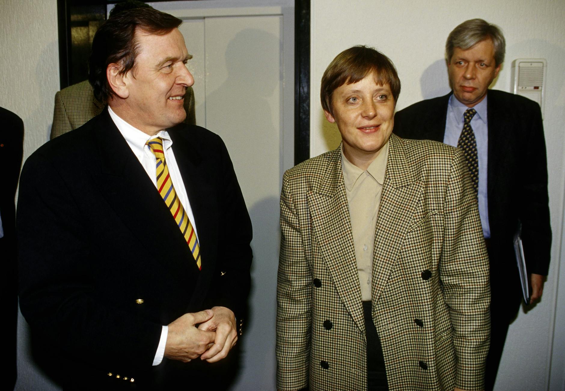 1995: Gerhard Schröder und Angela Merkel treffen sich in Bonn.