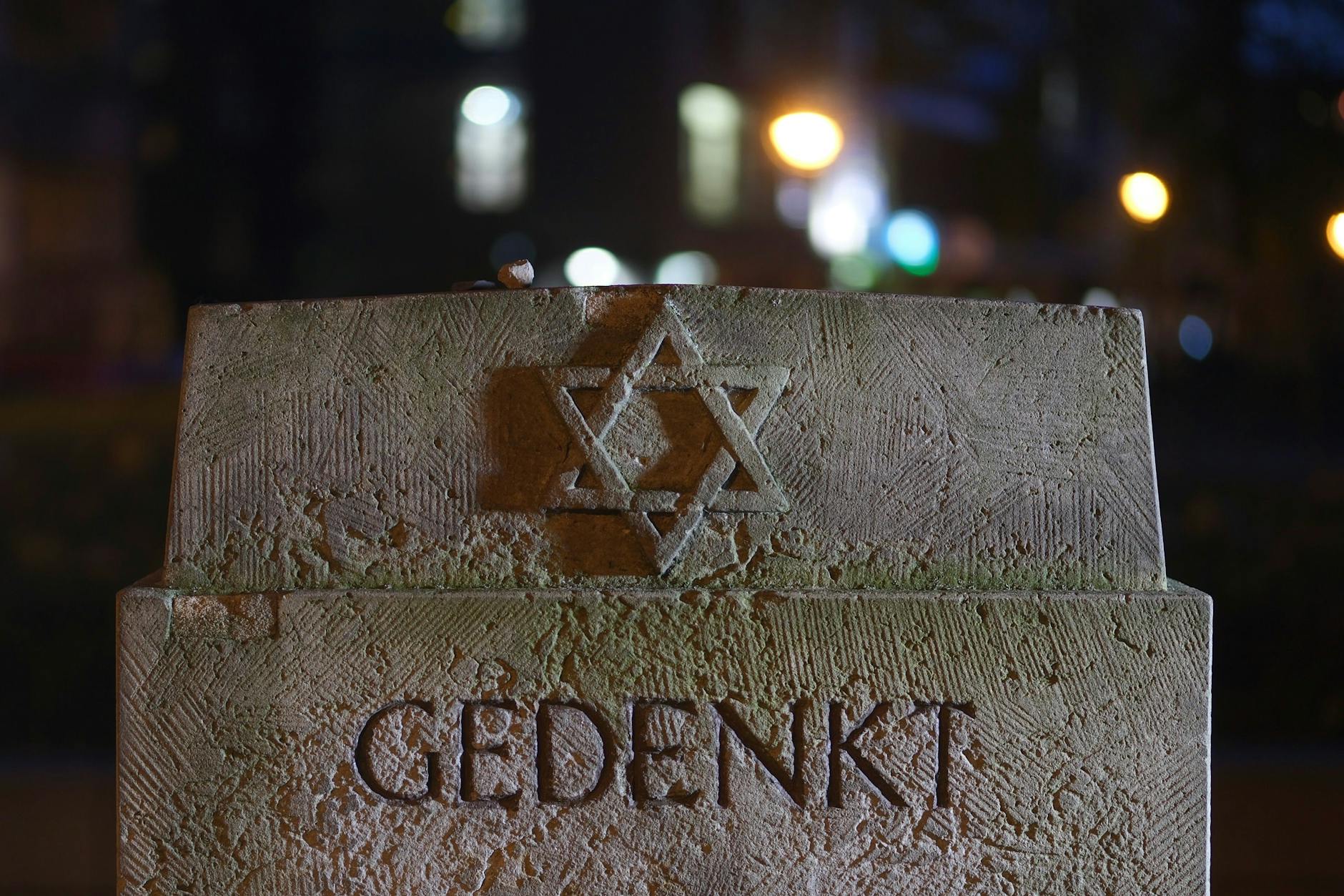 ARCHIV - 08.11.2022, Sachsen, Leipzig: Ein Gedenkstein am Standort der früheren Synagoge im Zentrum der Stadt.