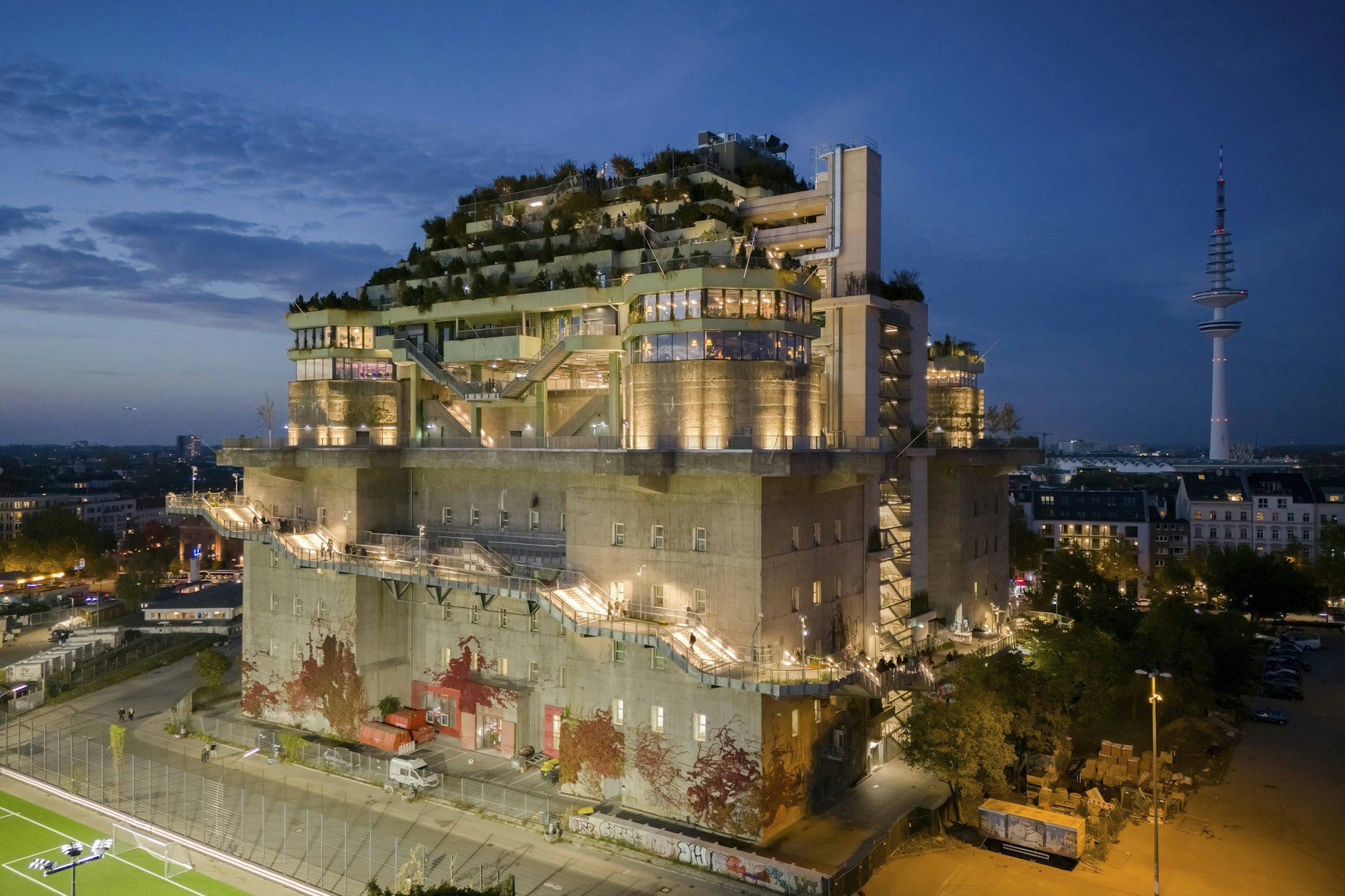Ein ehemaliger Bunker in Hamburg beherbergt heute unter anderem Clubs und ein Hotel.