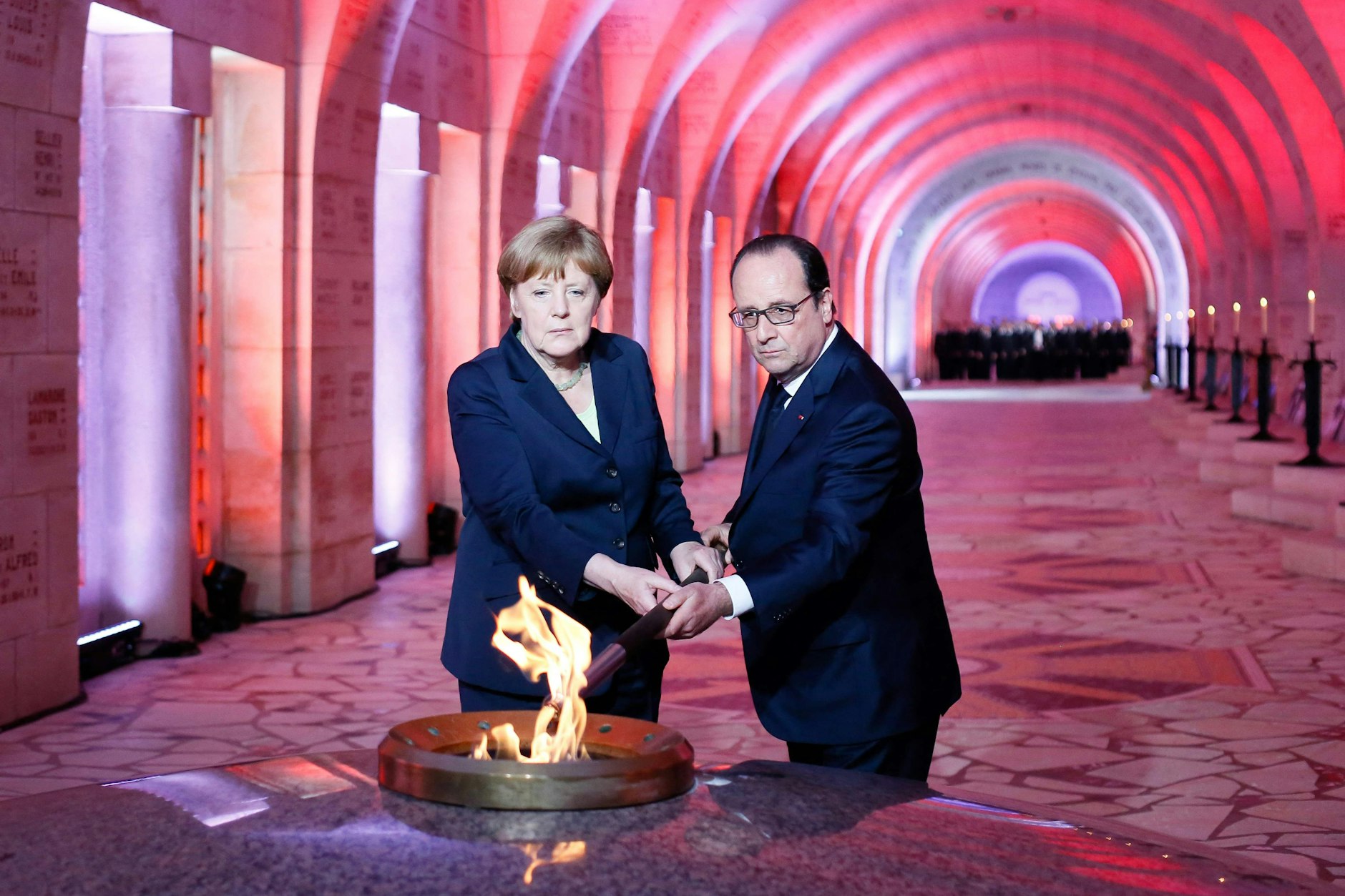 2016: Francois Hollande und Angela Merkel beleben die Ewige Flamme.