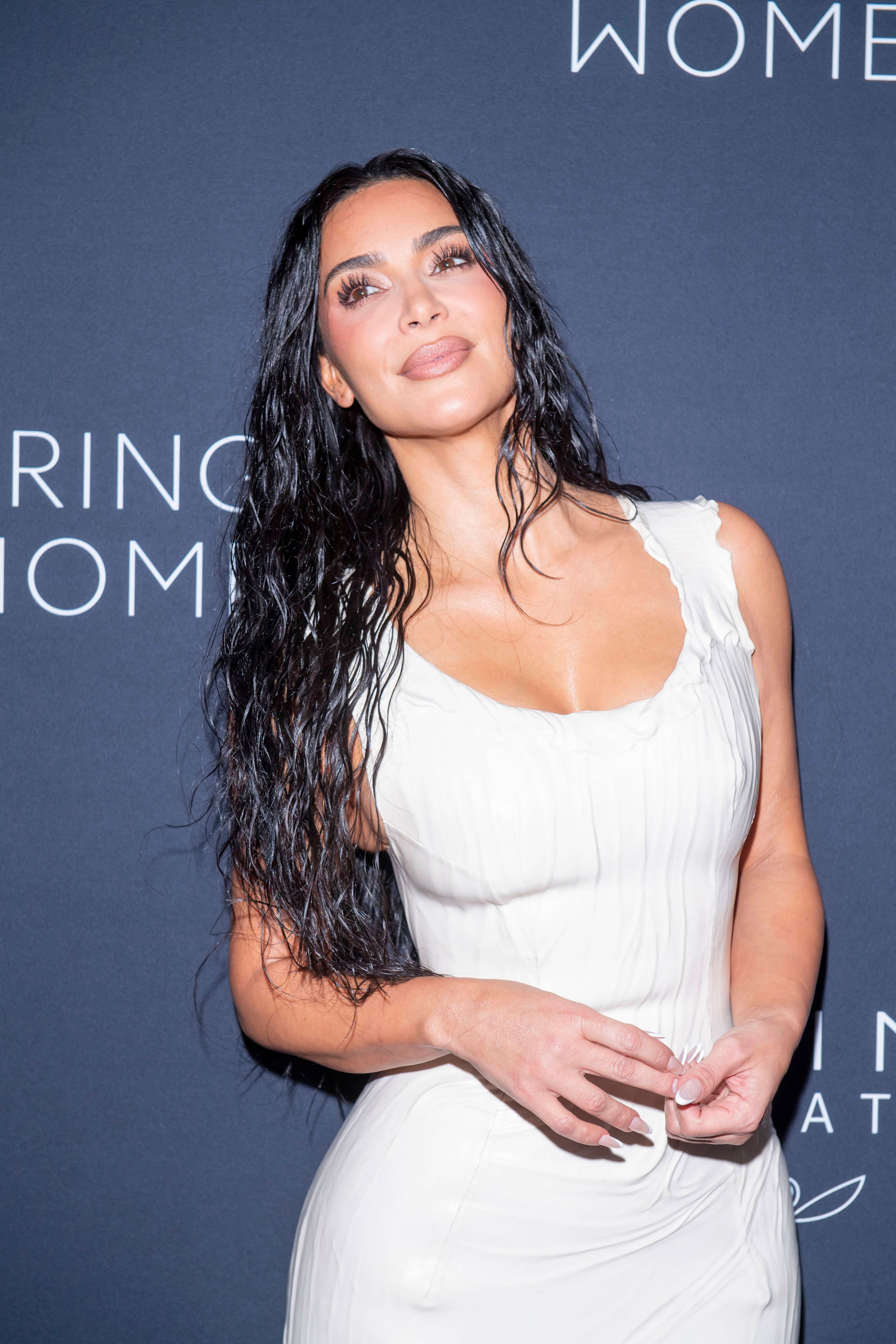 Image - Kim Kardashian verärgert Katholiken mit einem Schmuck-Stück