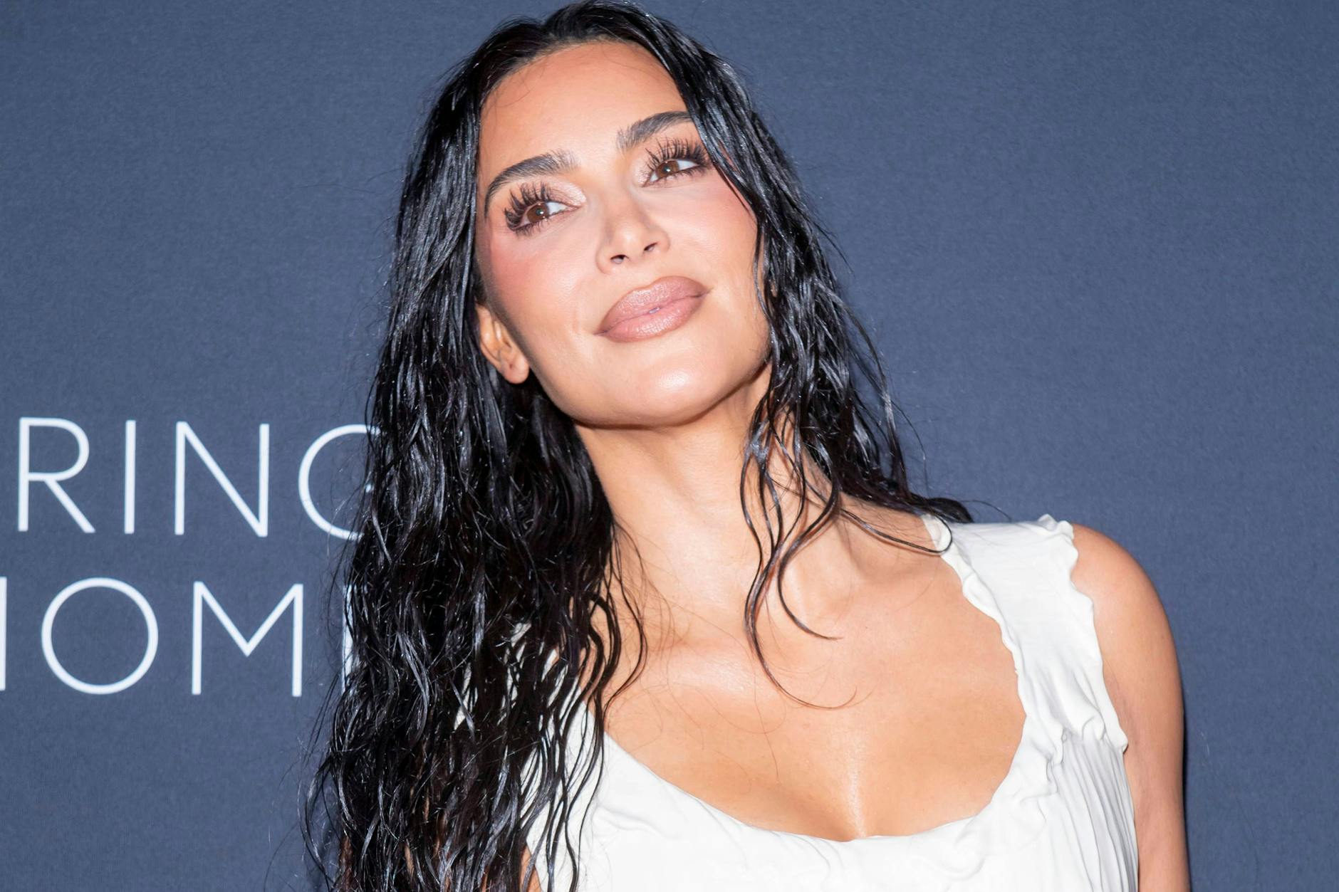 Kim Kardashian im September bei einem Event in New York, für ihre Verhältnisse züchtig und ganz ohne Schmuck. Was die Gemüter jetzt erregte, sehen Sie weiter unten.