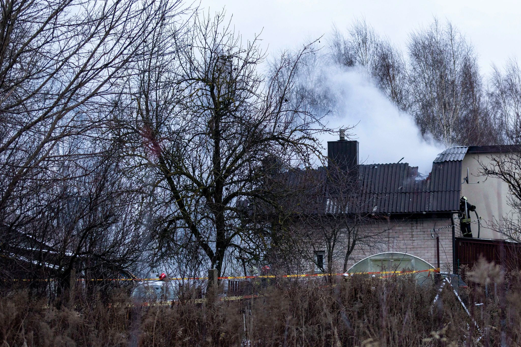 Rauch steigt von der Stelle auf, an der ein DHL-Frachtflugzeug in ein Haus stürzte.