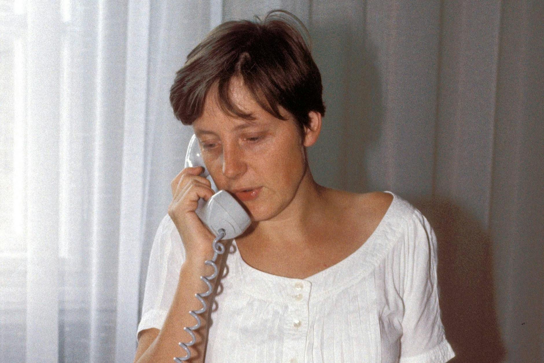 Angela Merkel am Telefon in DDR-Zeiten