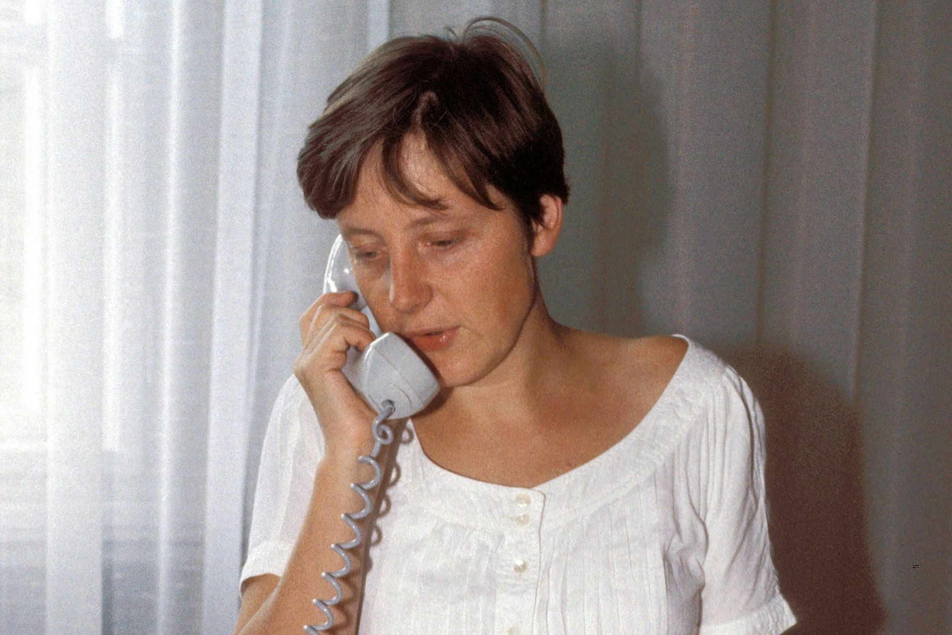 Angela Merkel am Telefon in DDR-Zeiten