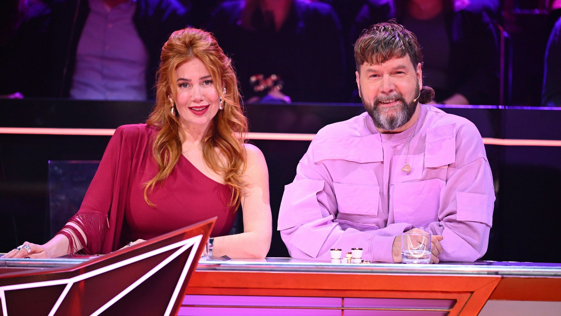 Palina Rojinski und Rea Garvey bilden das Rateteam bei „Masked Singer“. Jede Woche kommen zwei andere Promis hinzu.