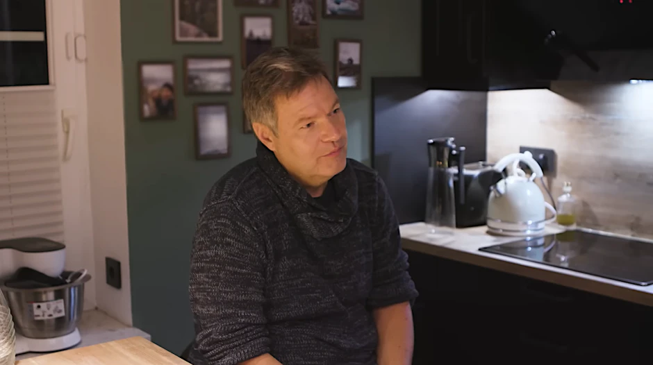 Verständnisvoller Blick: Vizekanzler Robert Habeck (Grüne) in seinem Küchentischformat.