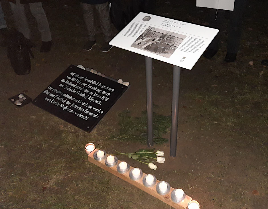 Die neue Gedenktafel, die an den Jüdischen Friedhof Köpenick erinnert.