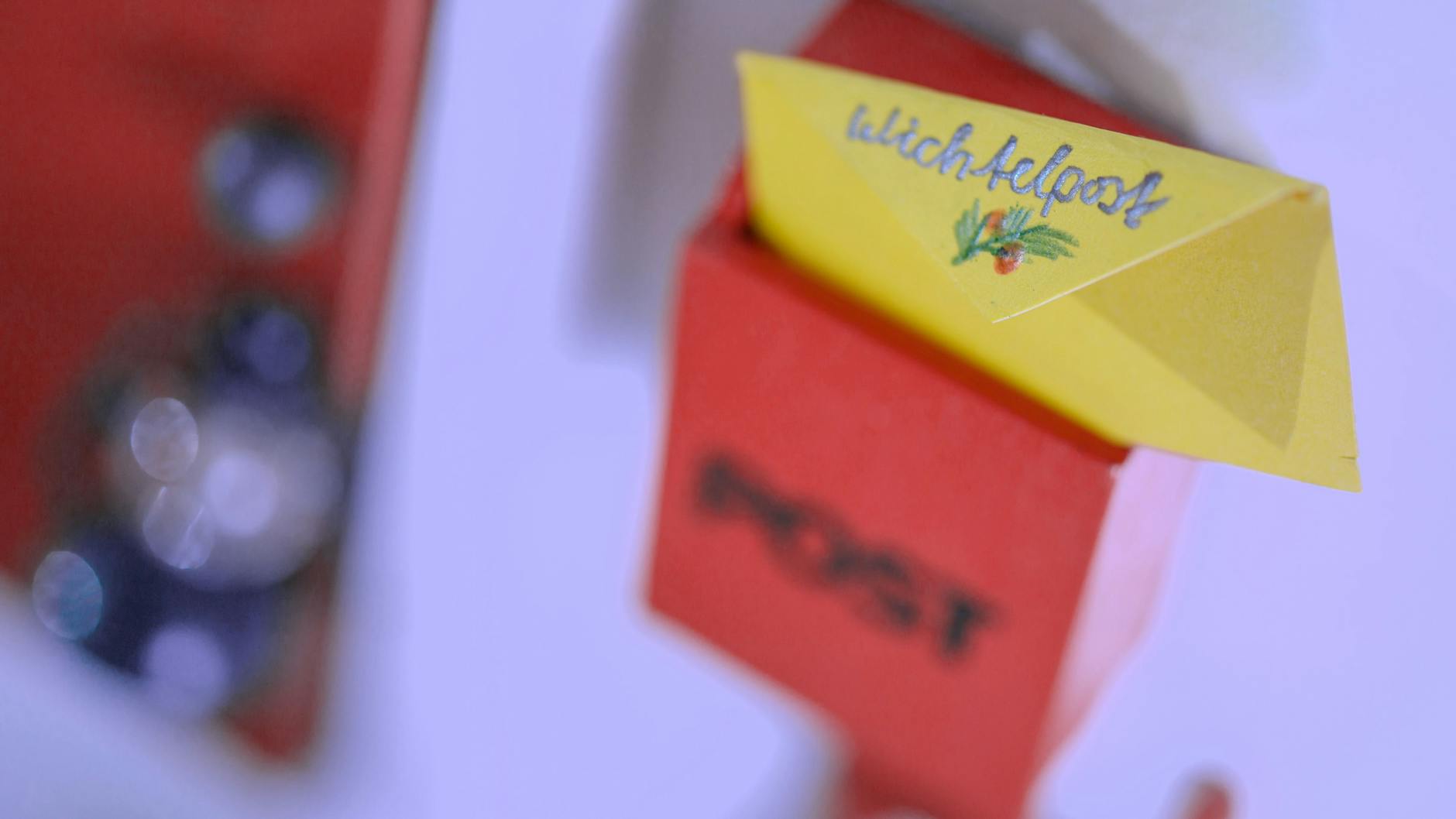 Der Weihnachtswichtel kommuniziert per Brief, natürlich auch der in Miniatur-Ausgabe.