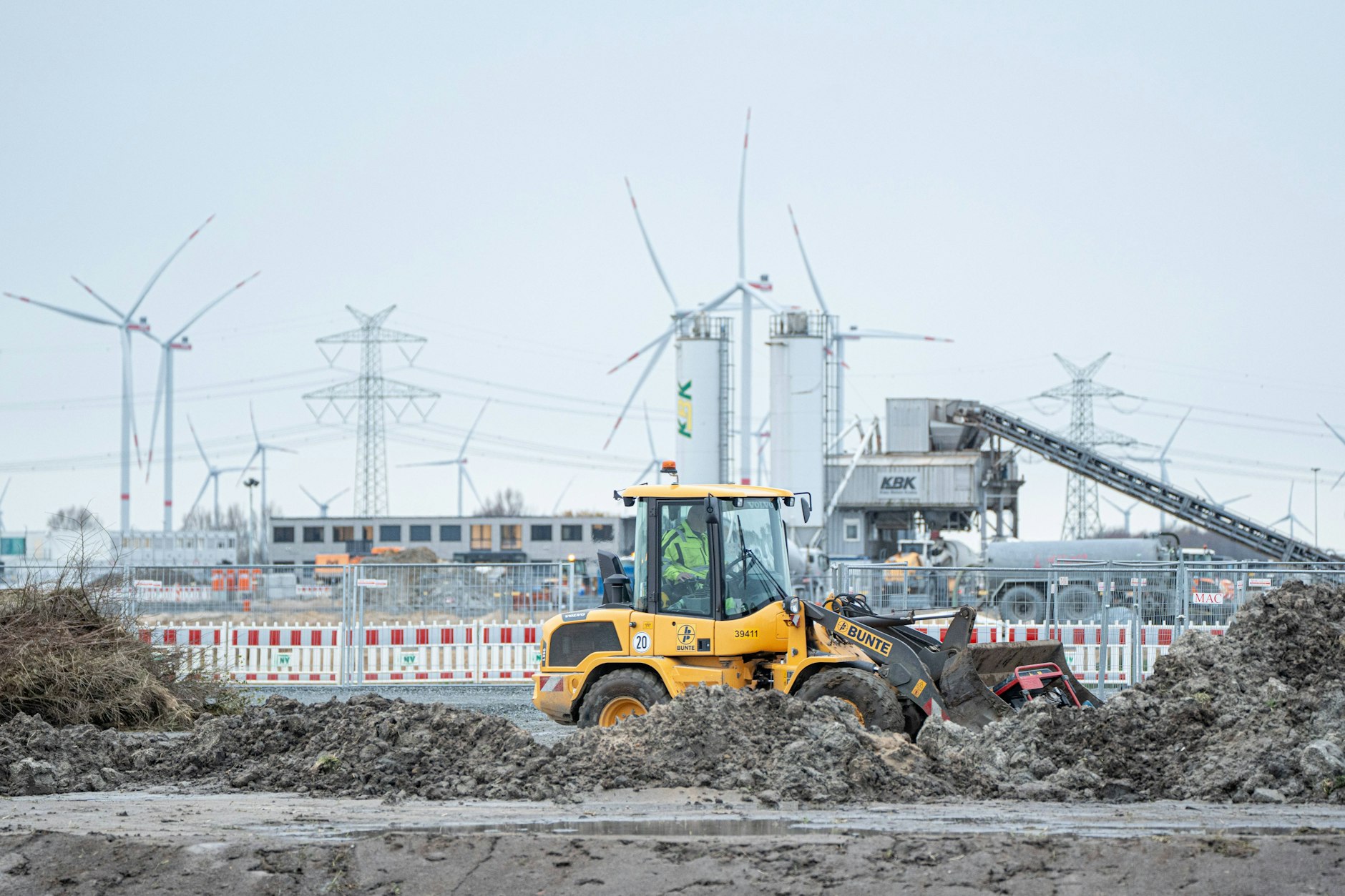 Baufeld der geplanten Batteriezellfabrik der Firma Northvolt bei Heide in Schleswig-Holstein: Steht der Batteriehersteller und damit die Zukunftstechnologie vor dem Aus?