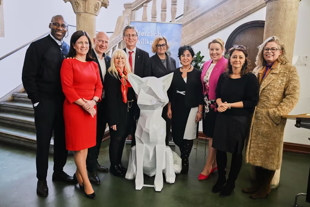 Überall lauert der Fuchs in Reinickendorf, das Wappentier des Bezirks. Die Senatoren und der Regierende Bürgermeister Kai Wegner stehen im Rathaus Reinickendorf, nachdem sie sich in das Goldene Buch des Bezirks eingetragen haben.