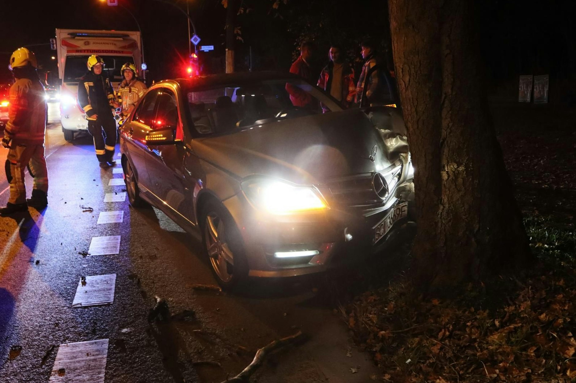 In der vergangenen Nacht krachte es in Treptow-Köpenick: Ein Suff-Fahrer landete hier mit seinem Mercedes an einem Baum.