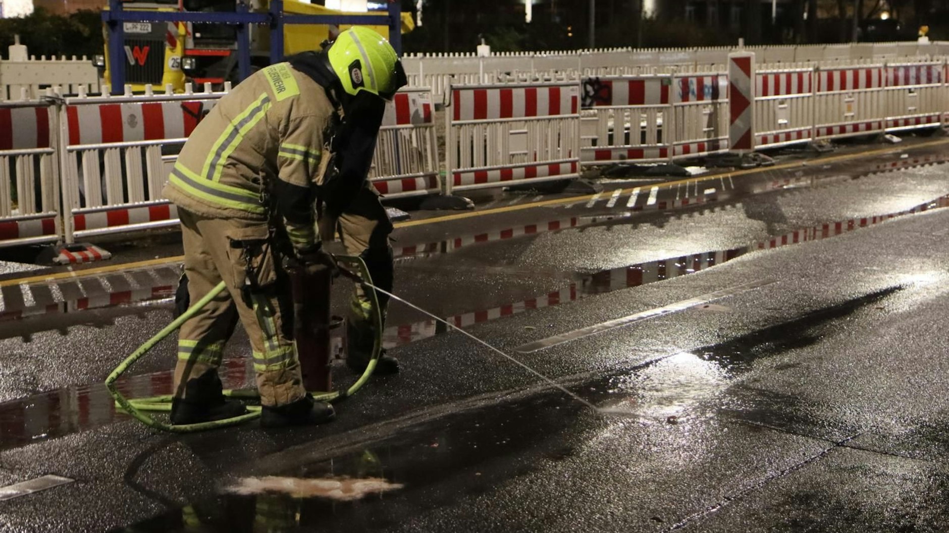 Einsatzkräfte der Feuerwehr sicherten nach dem Crash auf der Landsberger Allee die Unfallstelle.